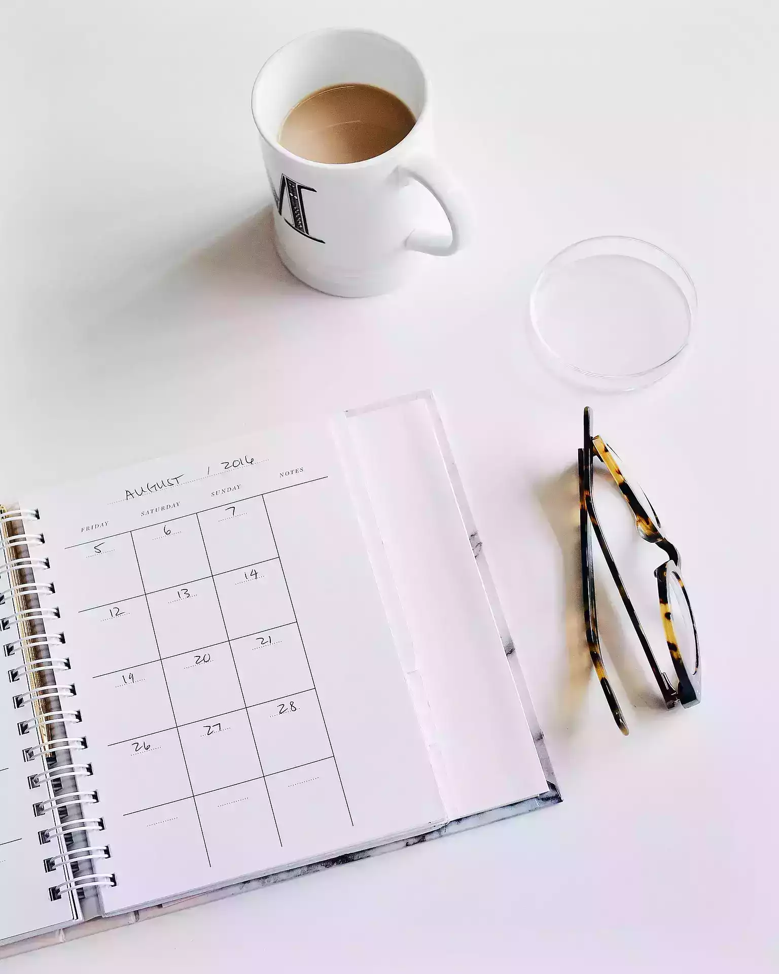 Foto Tisch, Kaffeetasse, Kalender, Brille. Text 7+ Jahre Erfahrung